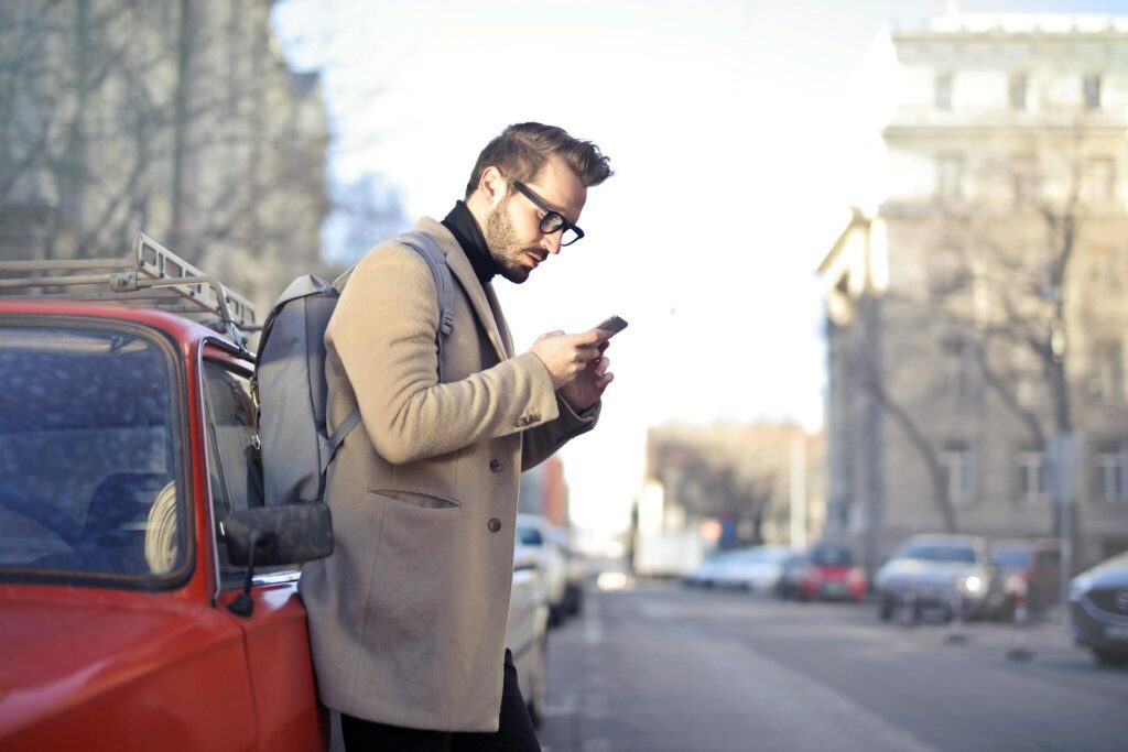 Booking.com introduce i nuovi strumenti AI - risposte automatiche alle domande degli ospiti e ricerca semplificata degli alloggi