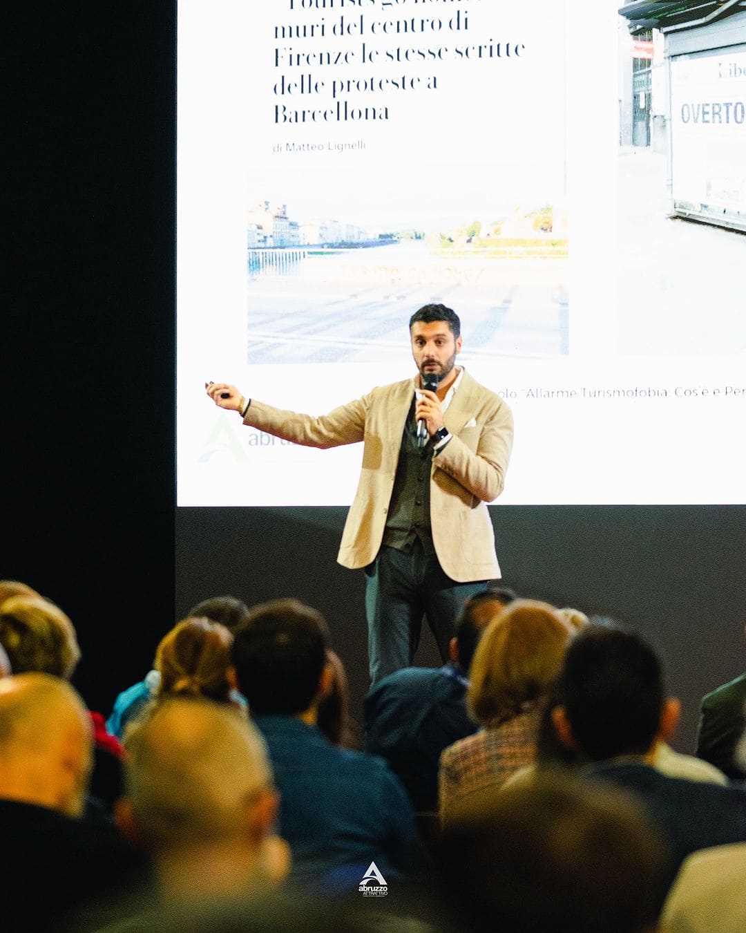 Ruben Santopietro durante un intervento sul tema dell'overtourism